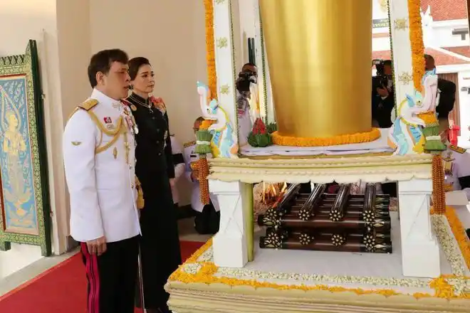 国王王后亮相泰国王子葬礼官员跪他们脚边诗琳通不如王后威风