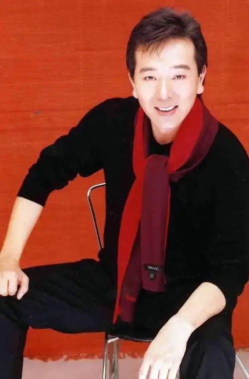 张晨光,1959年10月出生于台湾省高雄市,年轻时的张晨光也是大帅敢一