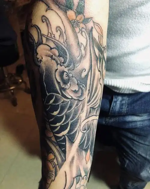 鲤鱼纹身图片_手臂新传统纹身图案