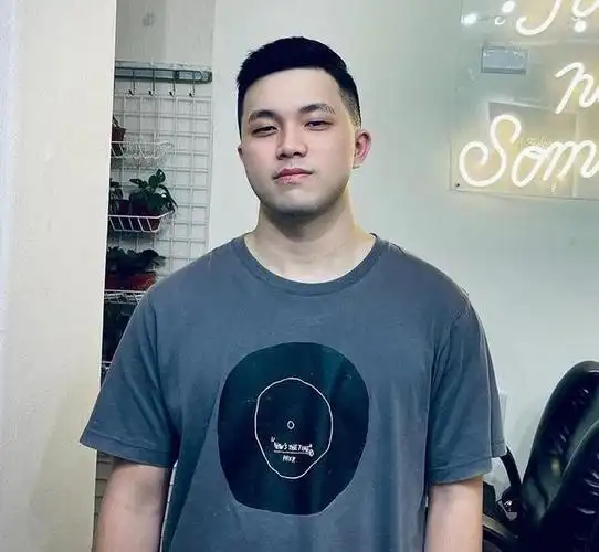 圆脸男生短发发型有哪些(圆脸型的男士适合剪这3款发型)