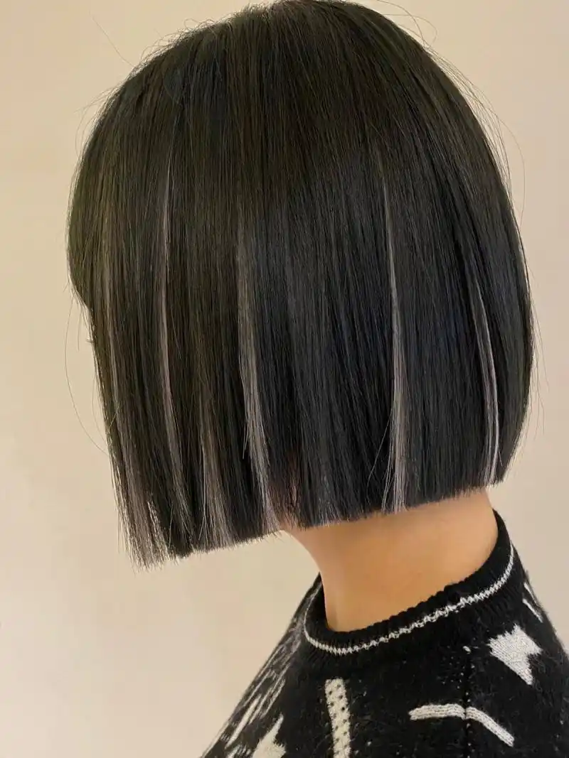 一刀切短发 挑染 青灰色系 显白发色 青灰色搭配挑染设计 简约高级感