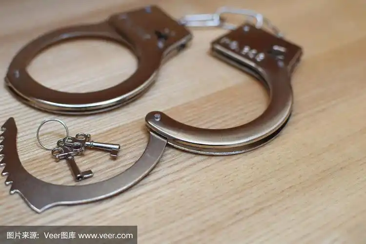 手铐和钥匙放在轻木桌上