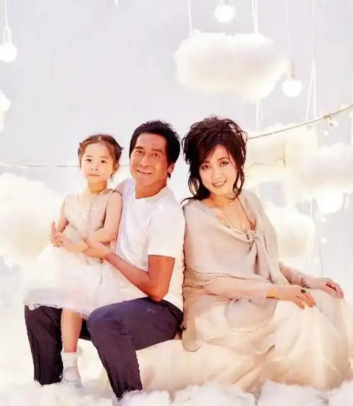 齐秦与姐姐和女儿齐秦的真诚打动了孙家父母,他们认可了女儿的选择.