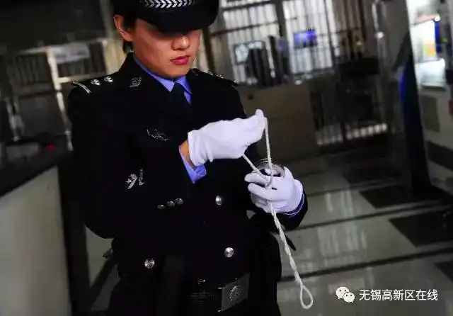 到达看守所,准备好手铐等警戒具在法院羁押室里,给待审的刑事被告人