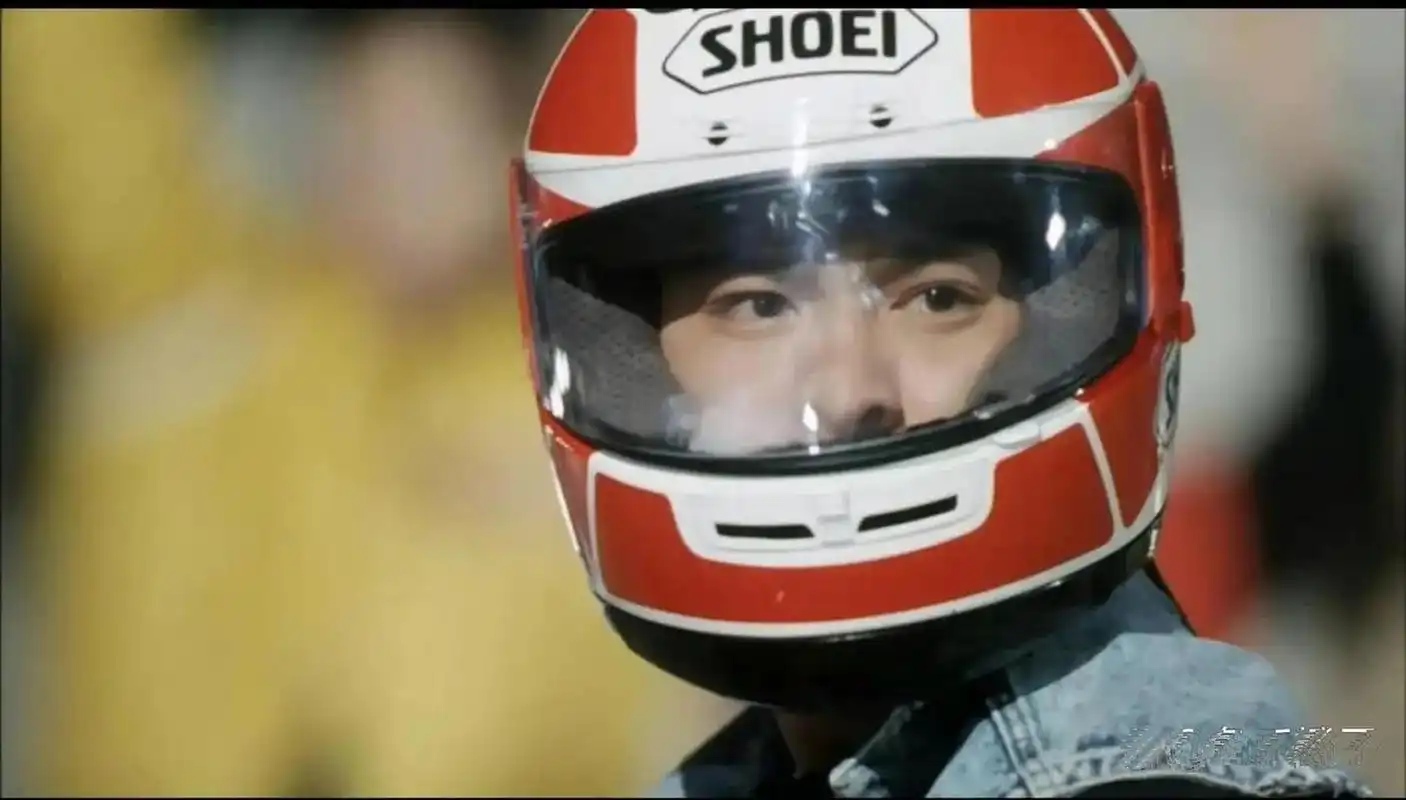 1990年6月14日,《天若有情》香港上映,那时候的刘德华非常帅气逼人,让