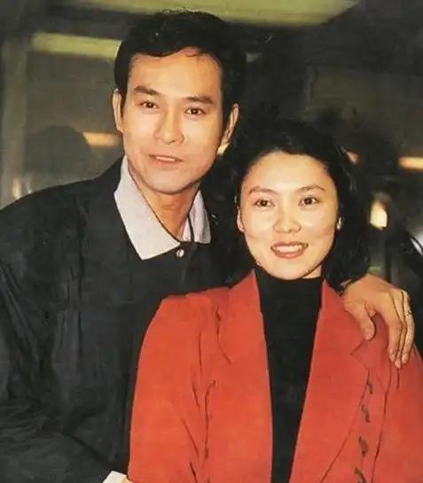 47年的郑少秋真老了但和小17岁妻子同框身姿仍显得很挺拔