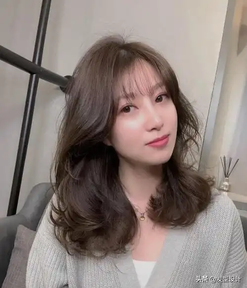 女士中长发烫发图片(女士中长发烫发图片2020)