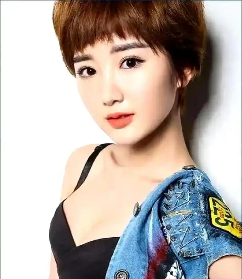 毛晓彤的短发造型真的很棒,让人惊喜地发现她还有这么女人味十足的一