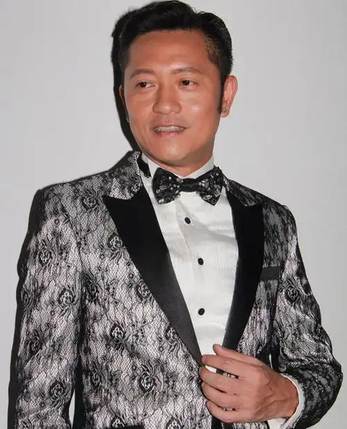 1985年,苏志威和蔡一智,蔡一杰参加新秀歌唱大赛,之后三人组成草蜢