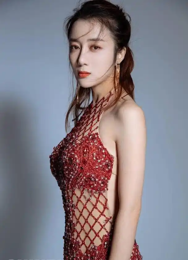 李依晓照片惊艳曝光,事业线大秀性感魅力,妩媚女人味,诱惑来袭