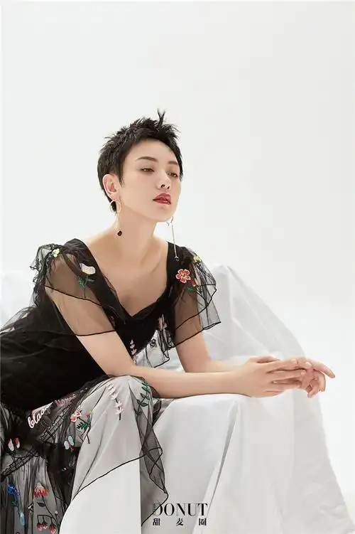 李晓峰最新大片上线 造型多变吸睛