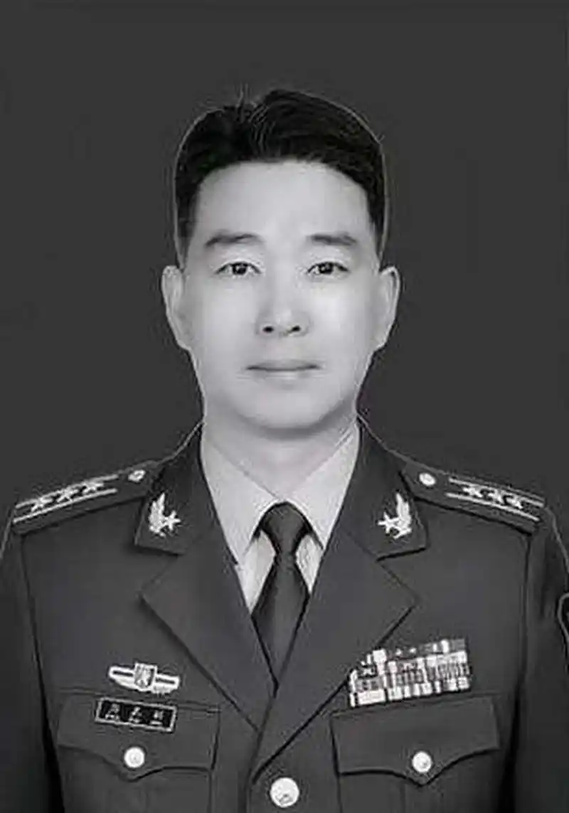 这则新闻讲述了一位上校军官在遭遇山洪袭击时,不顾个人安危,勇救一名