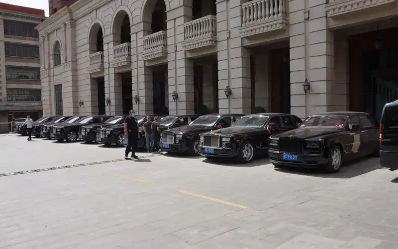 随手拍20210509天津巨型劳斯莱斯幻影豪车婚礼车队