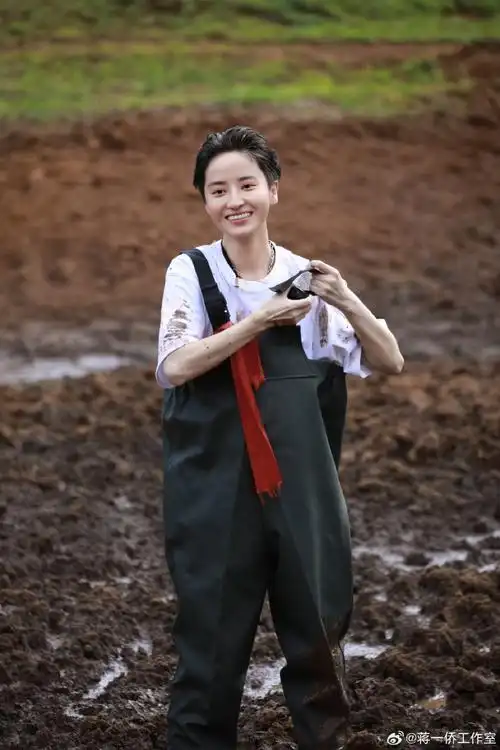 蒋一侨超话#活力满分的夏天#@蒋一侨勇挑泥潭大战