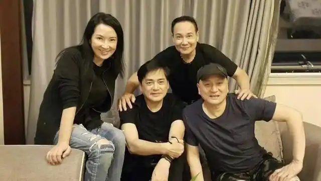 汤镇宗24岁小女儿近照曝光身材高挑丰满五官比姐姐汤洛雯精致