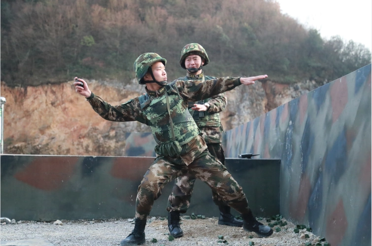 武警六盘水支队组织官兵开展手榴弹实弹投掷_腾讯新闻