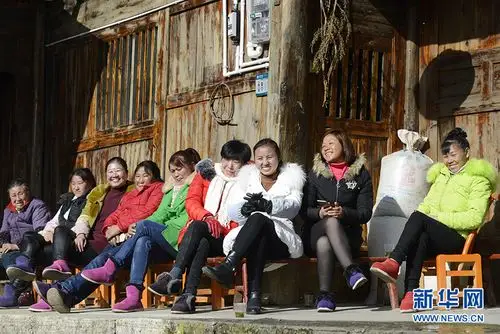 图为在现场晒太阳,"围观"座谈会的店子坪村民.新华网 欧阳小洁 摄