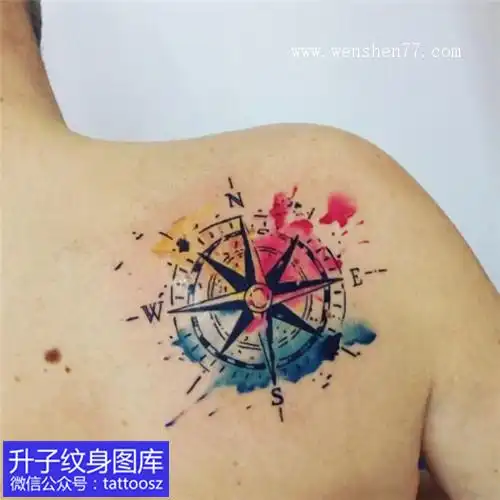 美女肩膀彩色泼墨指南针纹身图案