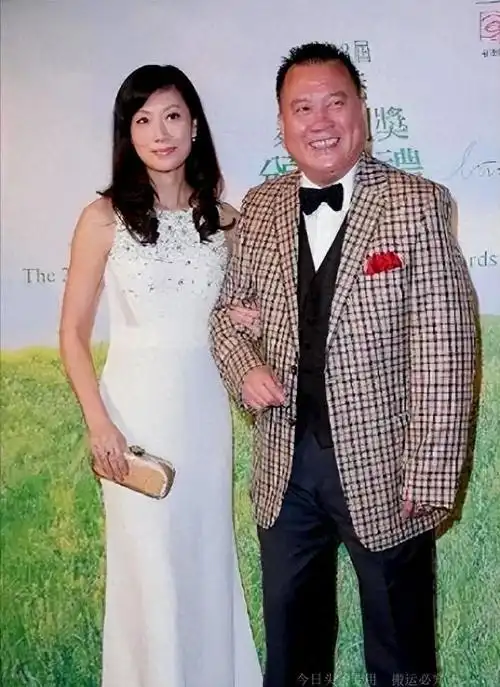 郭明黎比万梓良小了整整16岁,她是那种极少出现在公开场合的女性,但