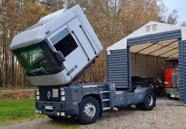 雷诺ae完全打破了传统平头卡车的设计风格,横平竖直的线条贯穿全车.