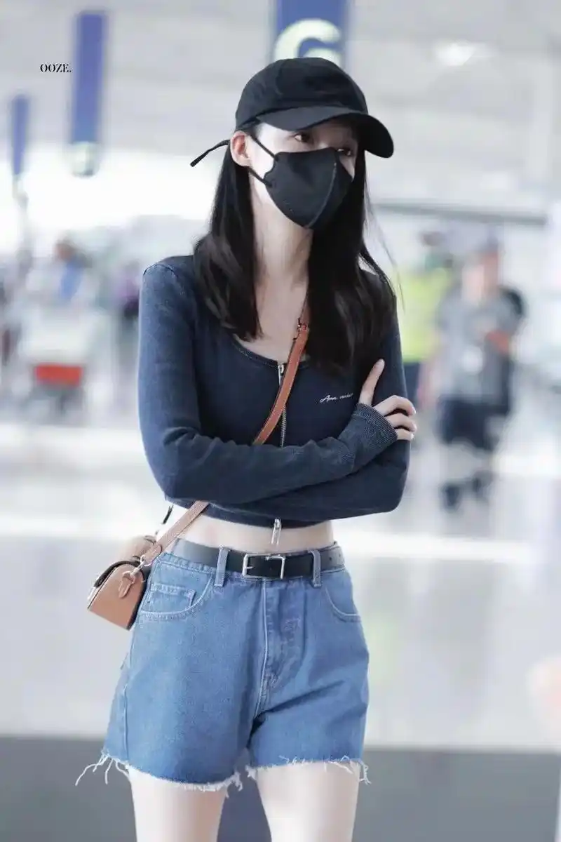 wiwh x 李沁 演员李沁最新机场私服穿搭 身穿wiwh  - 抖音