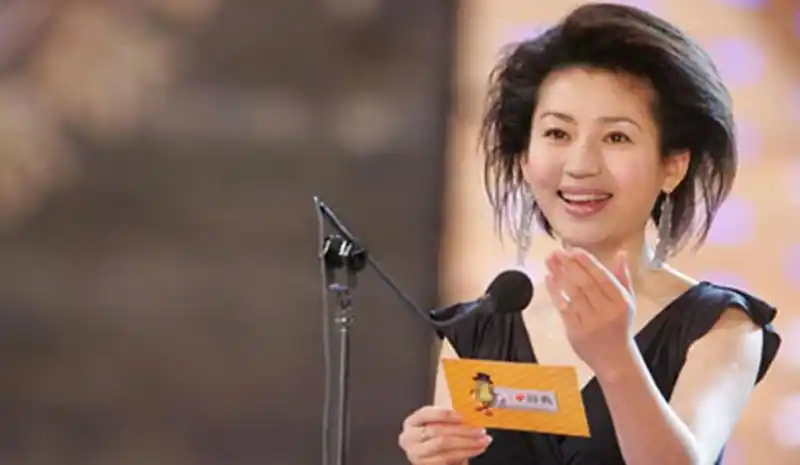 51岁王小丫近照曝光现身超市主持节目身材走样脸部僵硬