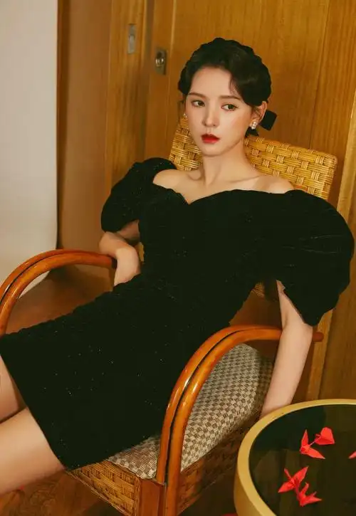 张予曦泡泡袖连衣裙尽显复古典雅明星美女