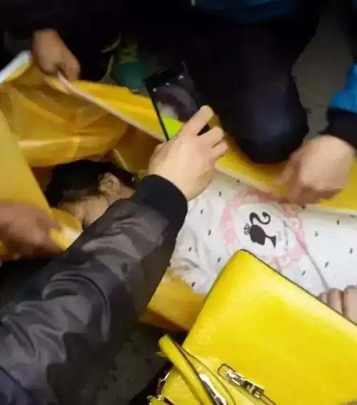 12岁女生宿舍上吊:头挂绳圈喊室友看 被当玩笑