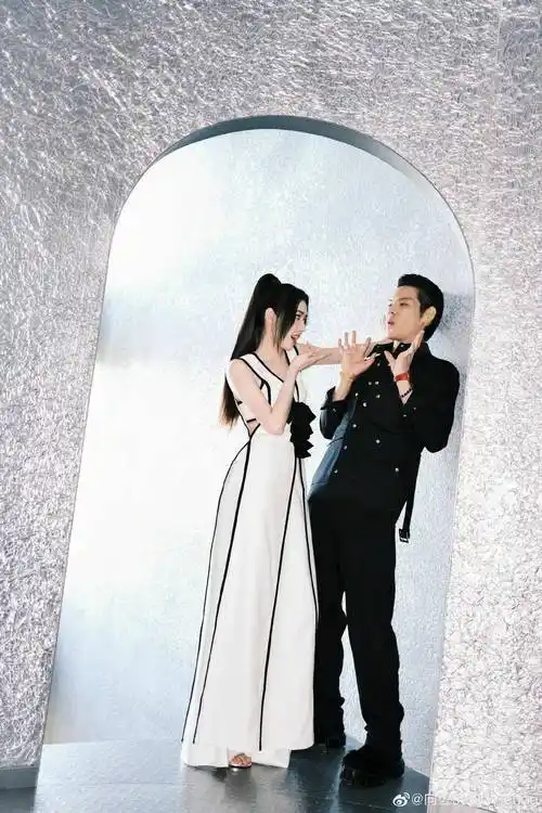 向佐郭碧婷晒甜蜜合照,郭碧婷罕见穿黑丝,被老公逗笑一整天!