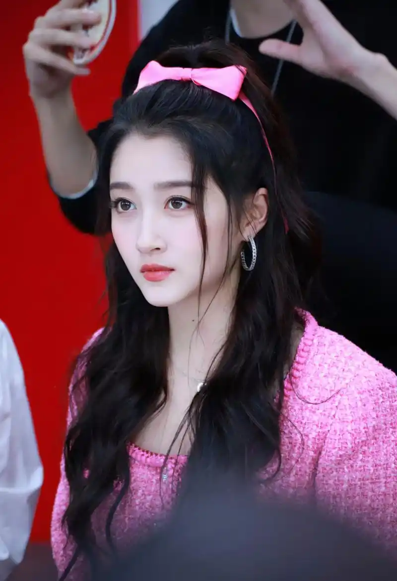 中秋国庆放假回来第一天,关晓彤晒出自拍照,蝴蝶结高马尾造型元气满满