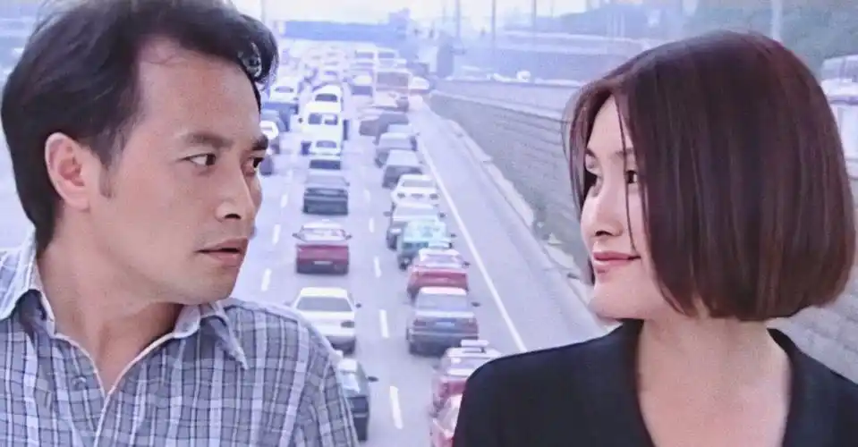 眼神满是心疼,他把拿的加绒大衣给季洁披好,季洁抬头对上杨震的眼