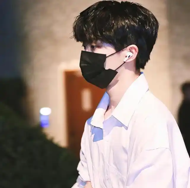 马嘉祺坐地上唱歌,没想到小脚丫比豆腐还嫩,好像三寸金莲