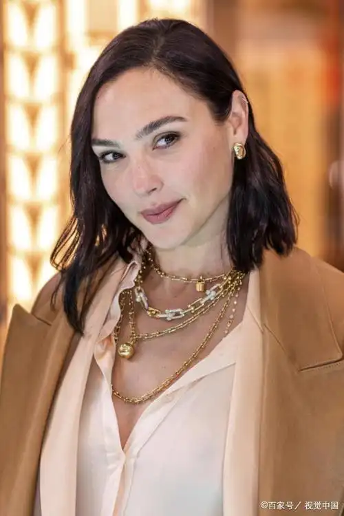 盖尔·加朵好气质!米色西装 皮大衣优雅又高级,还是女神级别!