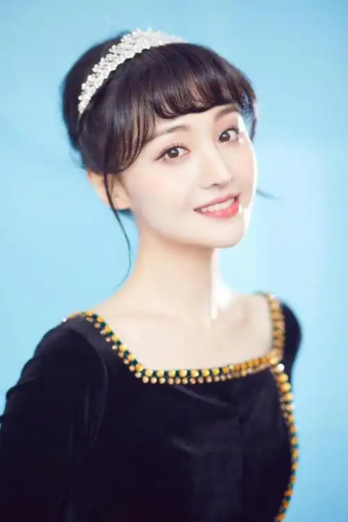 郑爽cos安娜公主复古甜美,丝绒长裙端庄优雅,搭空气刘海太美了|发型