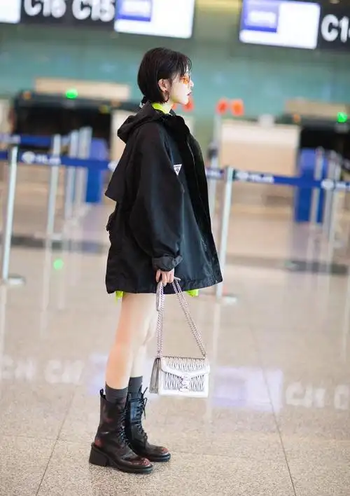 女明星太美运动外套内搭t恤马丁靴走机场大长腿真吸睛