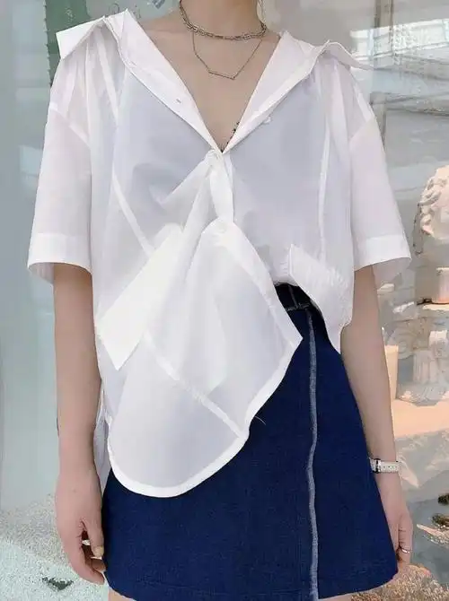 休闲宽松的衬衫,既能防晒,又能遮肉,真是典型的一衣两穿