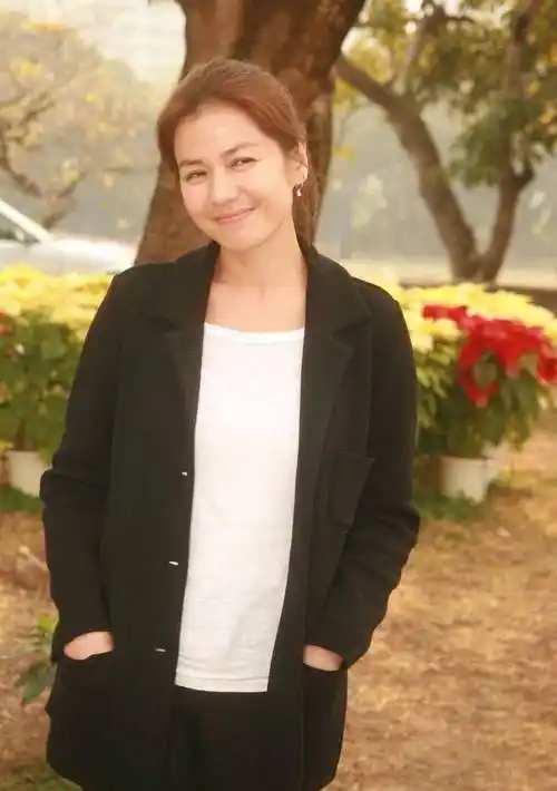 61岁锺楚红近照曝光!个人状态让网民赞叹:像仙女一样自然老去