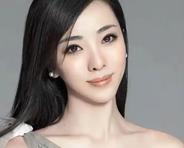 李思思:多次主持春晚,丈夫是初恋,两个儿子是她的宝