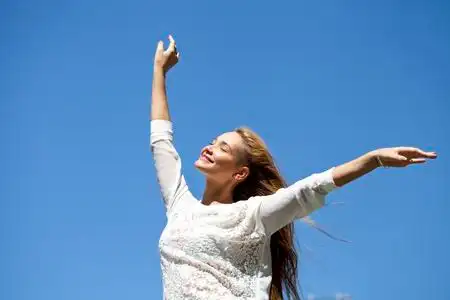 女人享受生活图片