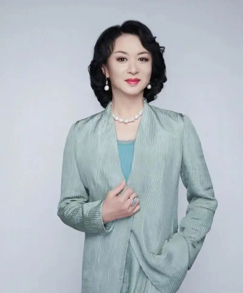 金星直播带货,有观众就喊她点评张兰家的事情,她一开始没想去提,但不