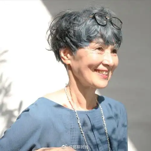 这才是老年人最美的发型,蓬松花白发更有魅力,自然卷发知性优雅__财经