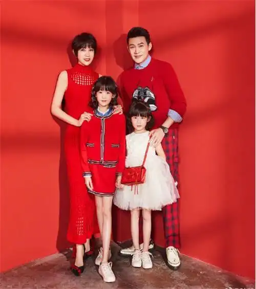 陆毅三胎儿子露脸叫什么名字 陆毅到底有几个孩子一家五口照片