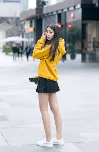 街拍:卫衣短裙小姐姐!分分钟露出大长腿!