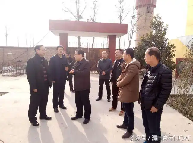 省信用联社渭南办事处副主任贾常荣,华州街道党委书记王峰,主任姬红军