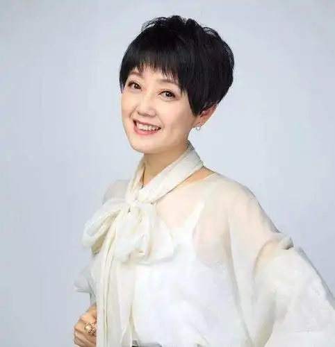 48岁倪琳近况曝光因参加富豪寿宴被罚如今每月只领四千元工资