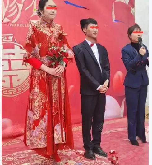女高男矮的最萌婚礼:新郎要亲新娘够不着,如小鸟依人一脸害羞样