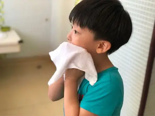 放学前,我们自己擦脸