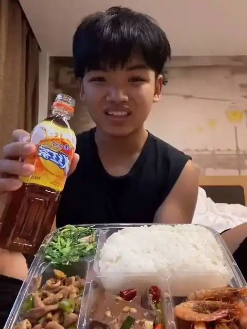 农村扛把子:证件全部办完 明天当演员