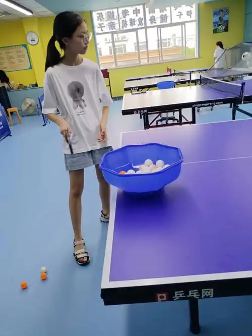 乒乓女孩有多可爱大家都快来打乒乓球吧