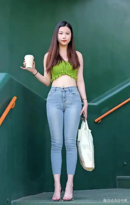 今天聊的这9位小姐姐,一身紧身牛仔裤穿搭,完美诠释都市时尚